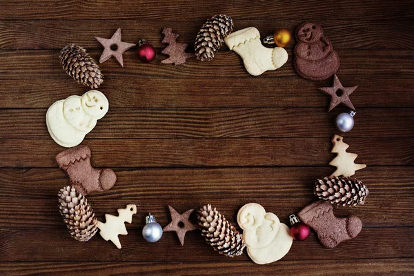 Biscotti di Natale, ghirlanda, abete su una tavola di legno — Foto Stock