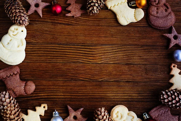 Biscotti di Natale, ghirlanda, abete su una tavola di legno — Foto Stock