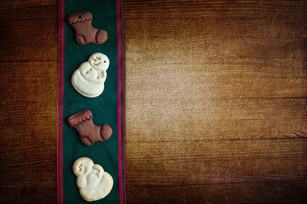 Biscotti di Natale pupazzo di neve su una tavola di legno — Foto Stock