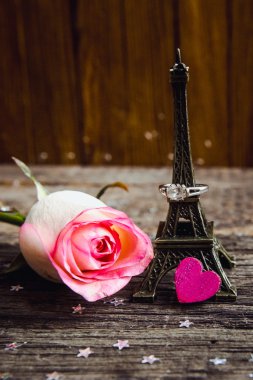 Aşk, bir halka ile gül ün Bildirgesi