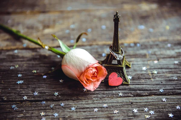 Оголошення кохання, троянда з кільцем — стокове фото