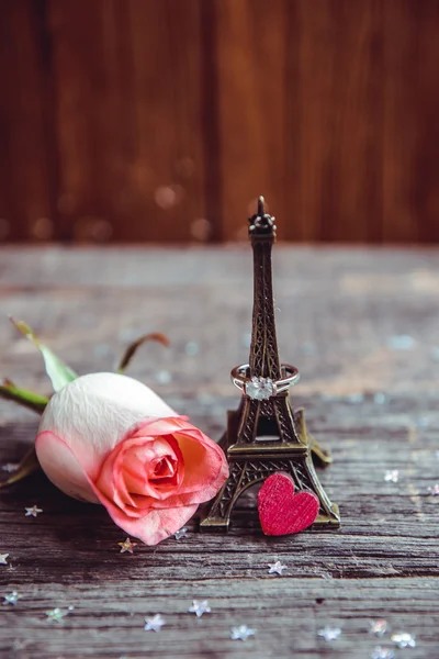 Aşk, bir halka ile gül ün Bildirgesi