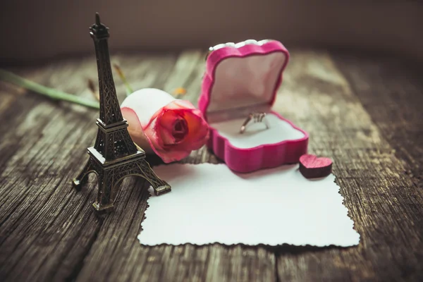 Declaración de amor, la rosa con un anillo —  Fotos de Stock