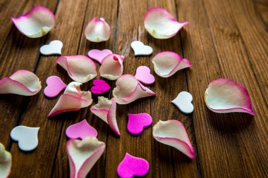 Gül yaprakları yaprakları kahverengi ahşap zemin, üstten görünüm. 