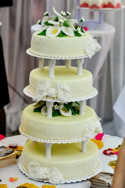 Tort weselny ozdobione kremówki — Zdjęcie stockowe