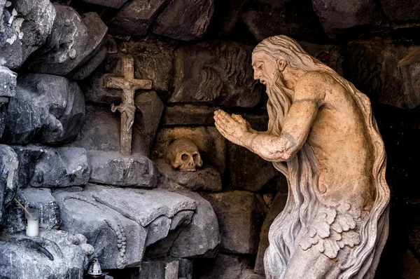 Escultura de um velho rezando — Fotografia de Stock