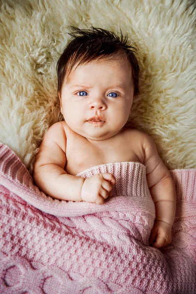 Yeni doğan bebek beşik açık gözlü yalan