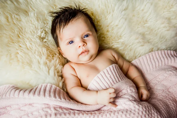Bebé recién nacido acostado con los ojos abiertos en la cuna — Foto de Stock