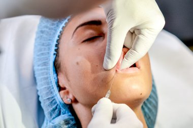 Genç kadının dudakları güzellik salonda bir enjeksiyon alır.