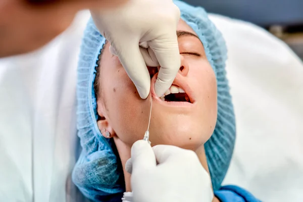 Молодая женщина получает инъекцию в губы в салоне красоты . — стоковое фото