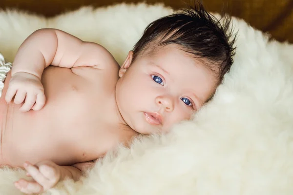 Bebé recién nacido acostado con los ojos abiertos en la cuna — Foto de Stock
