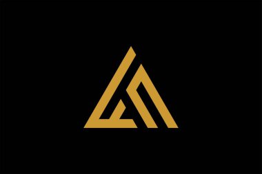 Dağ logosu tasarım vektörü. Üçgen soyut çizim sembolü. AM harfi taslak işareti. Altın macera vektör simgesi.