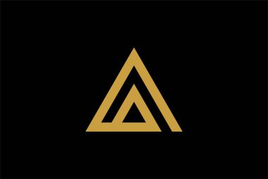 Dağ logosu tasarım vektörü. Üçgen soyut çizim sembolü. AM harfi taslak işareti. Altın macera vektör simgesi.