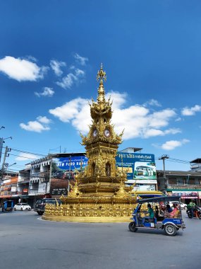 CHIANG RAI, THAILAND-9 Kasım 2020: bir tuk-tuk Chiang Rai saat kulesinin yanından geçiyor