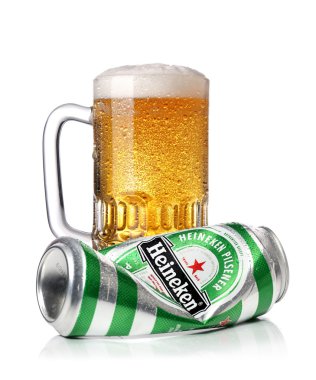 Bira ve buruşuk Heineken bira soğuk bir fincan su damla, beyaz bir arka plan üzerinde izole olabilir