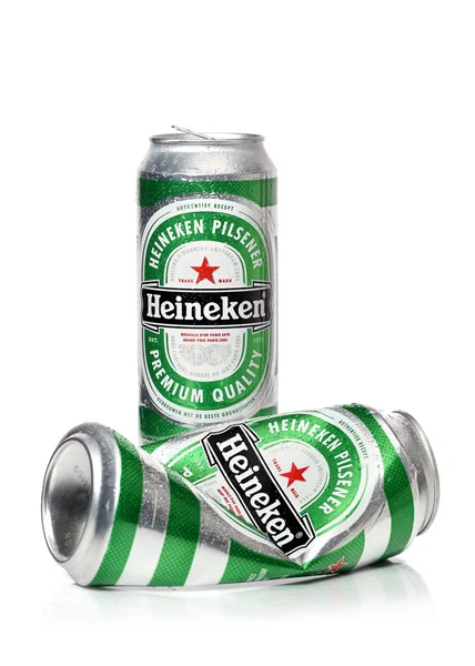 Heineken bira kutuları su damla, beyaz bir arka plan üzerinde izole — Stok fotoğraf