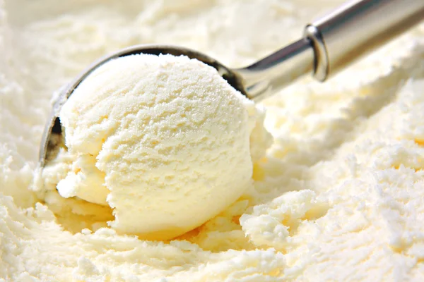 Scoop di gelato alla vaniglia, scavato fuori dal contenitore con l'utensile Immagini Stock Royalty Free