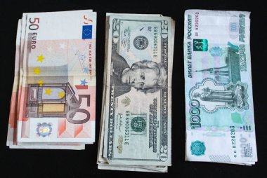 Moskova, Rusya - 14 Haziran 2019: Değişik para birimleri, ruble, dolar ve avro karışımı.