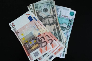Moskova, Rusya - 14 Haziran 2019: Değişik para birimleri, ruble, dolar ve avro karışımı.