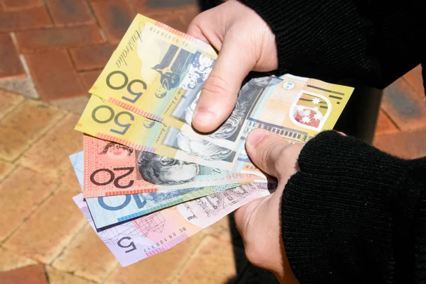Ein Päckchen Euros Den Händen Eines Mannes Neuberechnung Des Geldes — Stockfoto