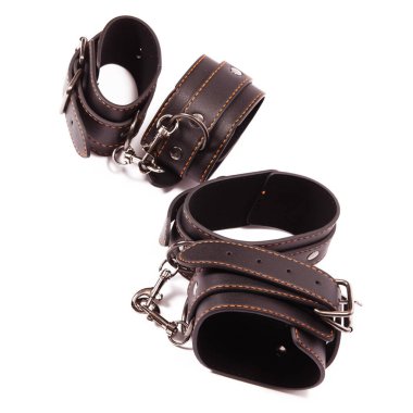 Siyah deri kelepçeler. BDSM için bir oyuncak.