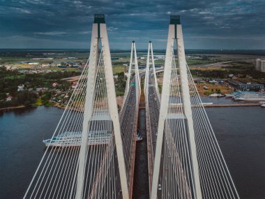 Nehir boyunca bir köprü. St. Petersburg 'da büyük bir köprü..