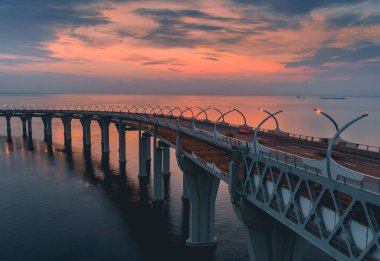 Nehir boyunca bir köprü. St. Petersburg 'da büyük bir köprü..