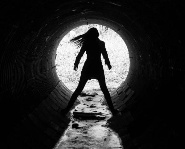 Silhuetten Ung Kvinna Tunneln Avloppstunnel Vägen — Stockfoto