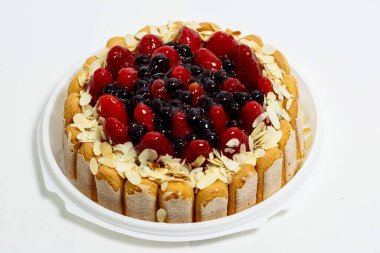 Çilekli ve üzümlü kek. Beyaz arkaplanda pasta.