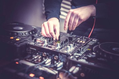 Uzaktan kumandada DJ. Konserde mikser kumandası. Müzik ekipmanları.