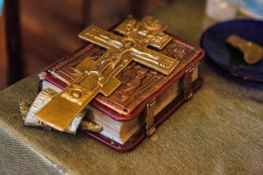 Eski bir İncil 'in cildinde kilit ve kitapta da haç var..