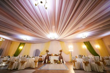 Boş ziyafet salonu, kutlamaya hazır..