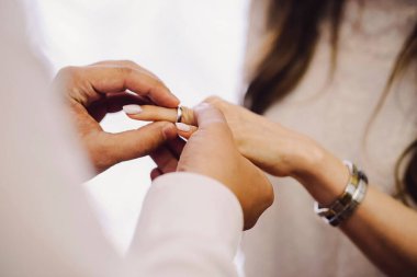 Damat gelinin parmağına yüzük takar..