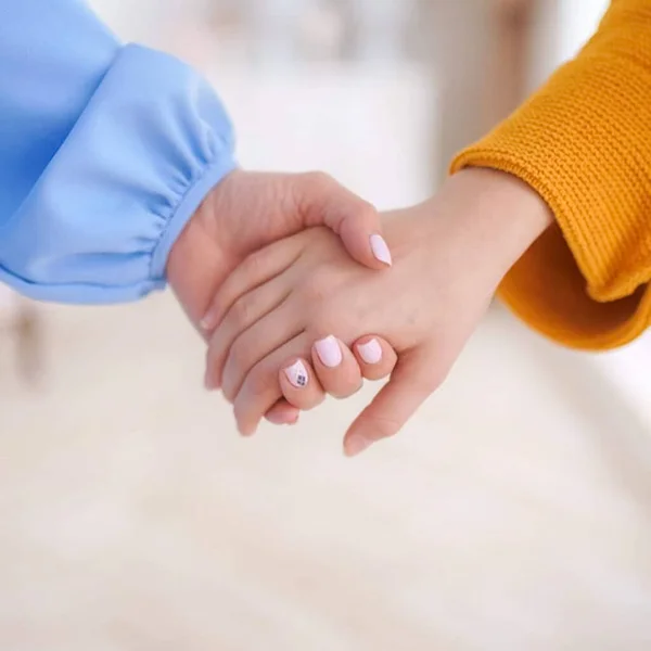 Mother Hand Holds Her Daughter Hand Mother Daughter — Stock Photo, Image