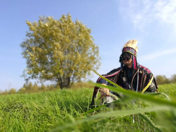 Jeune Chaman Est Assis Sur Une Pelouse Près Arbre — Photo