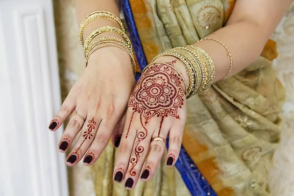 Indiase Vrouw Handen Gouden Armbanden Tatoeages Stockafbeelding