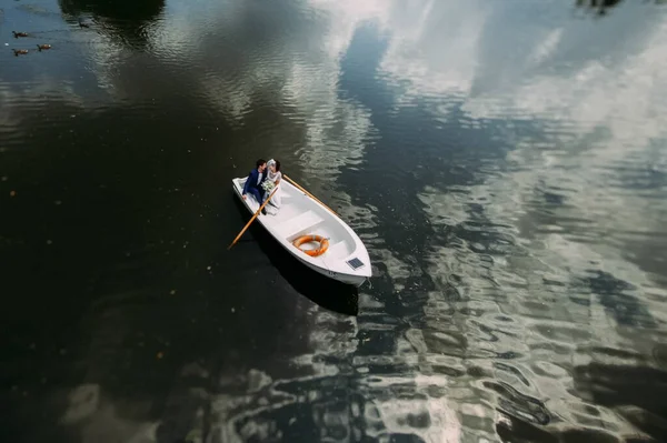 Pasgetrouwden Een Witte Boot Zwemmen Het Meer Rechtenvrije Stockafbeeldingen
