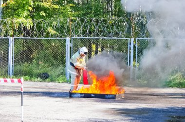 Moskova, Rusya - 25 Ağustos 2018: Yangın yangın söndürücüyle söndürüldü, petrol ürünleri ile yalak yakıldı.