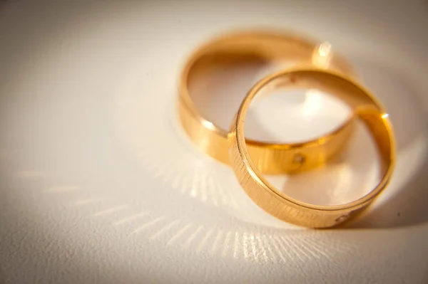 Két Arany Jegygyűrű Fehér Háttérrel Esküvő — Stock Fotó