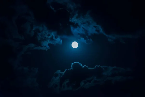 Una Luna Llena Cielo Nocturno Entre Las Nubes Imágenes de stock libres de derechos