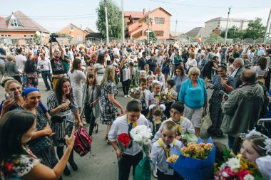 Krasnodar, Rusya - 9 Mayıs 2019: Rusya 'da Krasnodar şehrinde zafer gününü kutluyoruz. Ölümsüz alay ve çocuklar bir geçit töreninde.