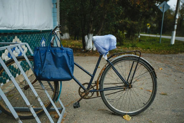 Ποδήλατο Είναι Παρκαρισμένο Στο Μαγαζί Ένα Παλιό Ποδήλατο — Φωτογραφία Αρχείου