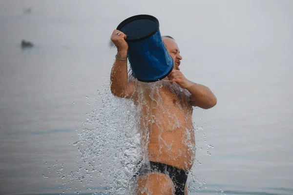 モスクワ ロシア 2019年1月15日 人間は バケツから冷たい水で身をかわして やさしいです ストック写真