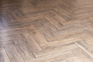 Ahşap kaplamalı zeminin doğal ahşap tanecikli ve sıcak kahverengi tonlu yakın çekimi. Ahşap kaplama zemin dokusu arkaplanı