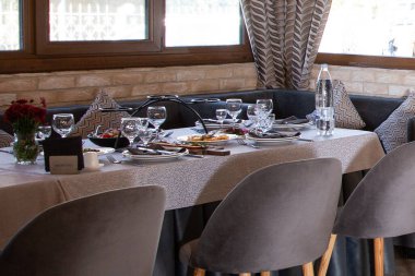 Şenlikli masa dekorlu şık bir restoran.