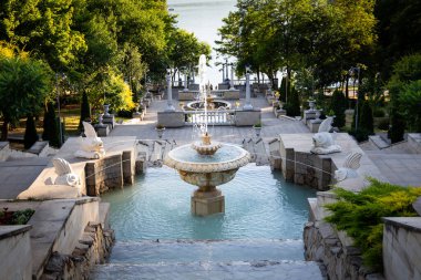 Zarif mimari detaylar, teraslar, fenerler ve göl manzarası manzaralı ve atmosferik bir kompozisyon yaratır. Seyahat, mimari, parklar, açık hava manzaraları ve kültürel işaretler için mükemmel bir tema..