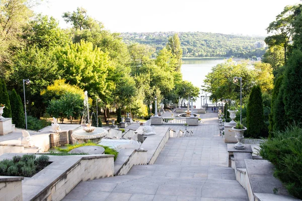 Moldova 'daki bir park çeşmesinde taştan basamakların üzerinden akan çağlayan suyun yakın çekim görüntüsü. Kalıplı taş ve yumuşak akıntı doğal ve sakinleştirici bir atmosfer yaratır. Özgeçmiş, doğa temaları, dokular ve manzara fotoğrafçılığına uygundur..
