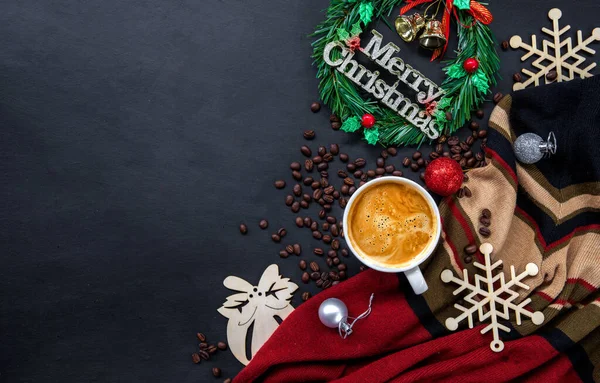 Χριστουγεννιάτικη Διακόσμηση Ζεστό Καφέ Σκούρο Φόντο Επίπεδη Θέσει Αντίγραφο Χώρου — Φωτογραφία Αρχείου