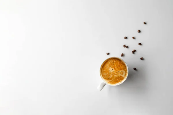 Csésze Kávé Bab Fehér Asztal Háttér Felülnézet — Stock Fotó