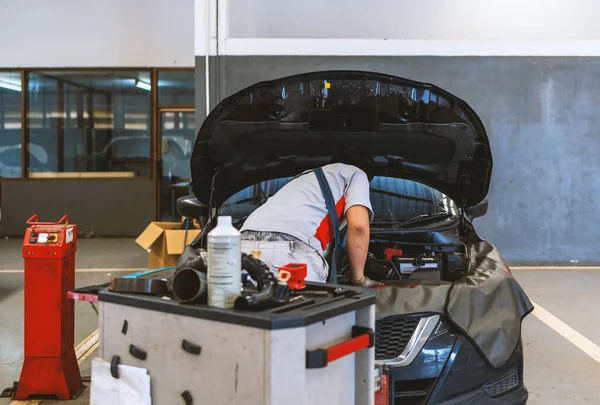 Mekaniker Arbejder Bil Vedligeholdelse Med Blødt Fokus Lys Baggrunden - Stock-foto